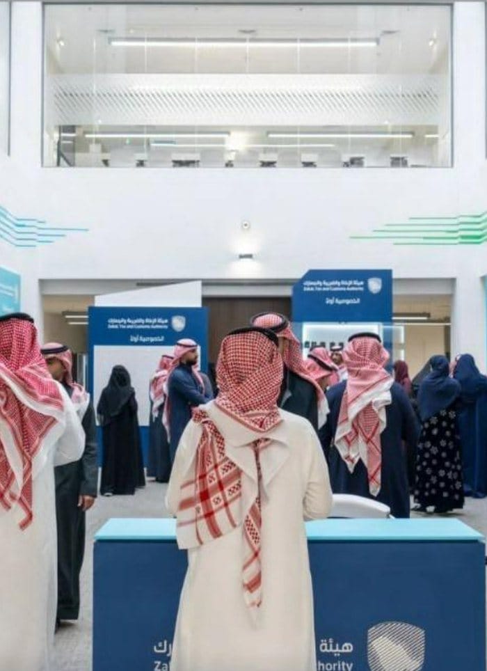 زوار يتفاعلون مع محطات التوعية في معرض